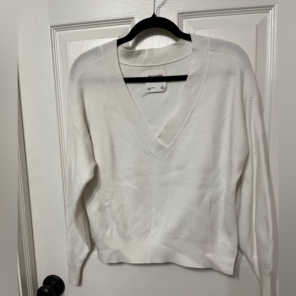Abercrombie & Fitch v neck white sweater oversized‎ size XS